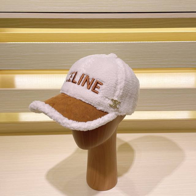 Celine新款羊羔毛棒球帽 完全是超级完美的诠释了甜酷风 简直太爱了 上头性感又帅气 双双在线 没有哪个女孩子拒绝的了毛绒绒的单品哦